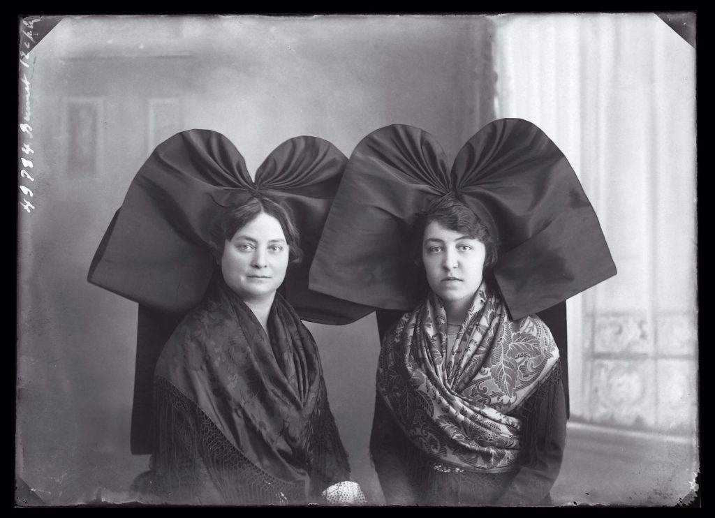 CHAMBRE NOIRE. LOT DE 5 CARTES POSTALES. La vie dans un atelier photographique. Exposition.      