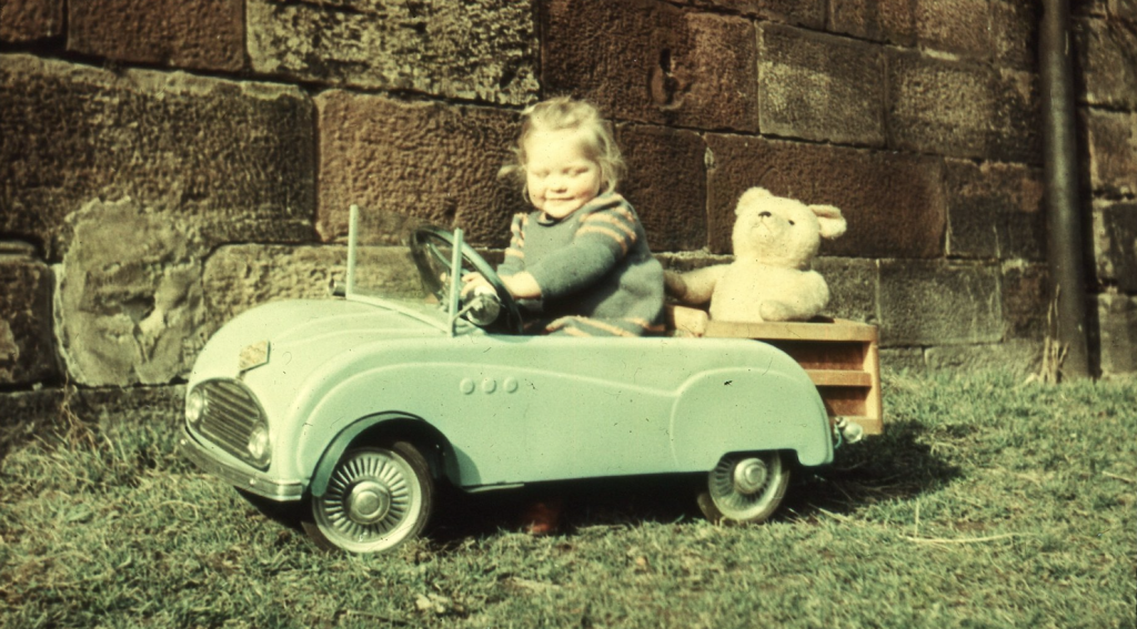 DIAPOSITIVES. LA DOUCEUR D'UNE VIE DE FAMILLE ALSACIENNE A STRASBOURG. GARAGE SAINT ÉTIENNE. XXe       
